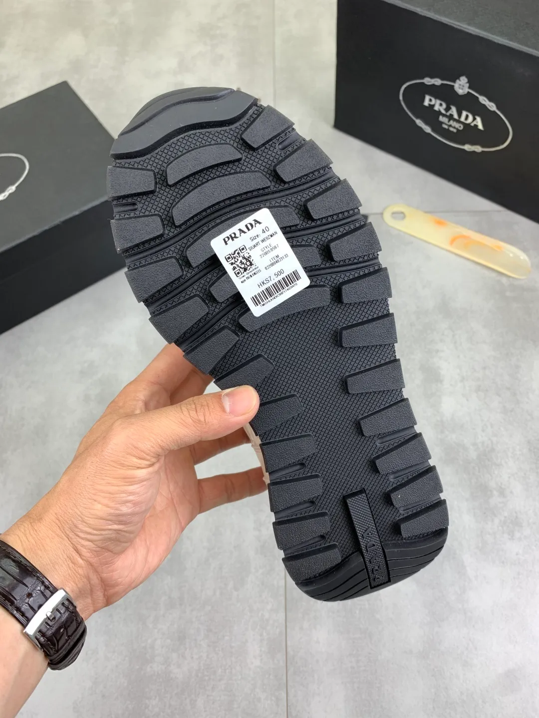 Men's men's shoes 💰P540💰 [New model] popular models are on the official website, 🆘 Trendy brand (Prada) mainly promotes popular models, avant-garde and versatile fashion men's shoes private version mold opening, cowhide surface splicing 1:1 replica... fashionable and simple, original imported cowhide lining cowhide feet; the atmosphere and personality are more fashionable, eye-catching and pursuing class. It will subvert the old idea and be a must-have for fashion trendsetters with you! Must keep it for yourself! Tall and comfortable, large and low, high-end quality workmanship. Code number: 38-44; 2 colors available.